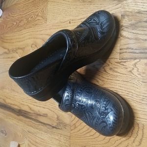 Dansko 38 black tooled leather clogs